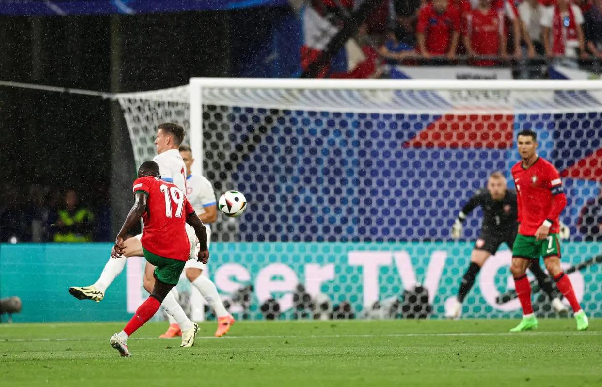 包含葡萄牙历经波折晋级,冰岛迎来碾压式出局的词条 包含葡萄牙历经波折晋级,冰岛迎来碾压式出局的词条