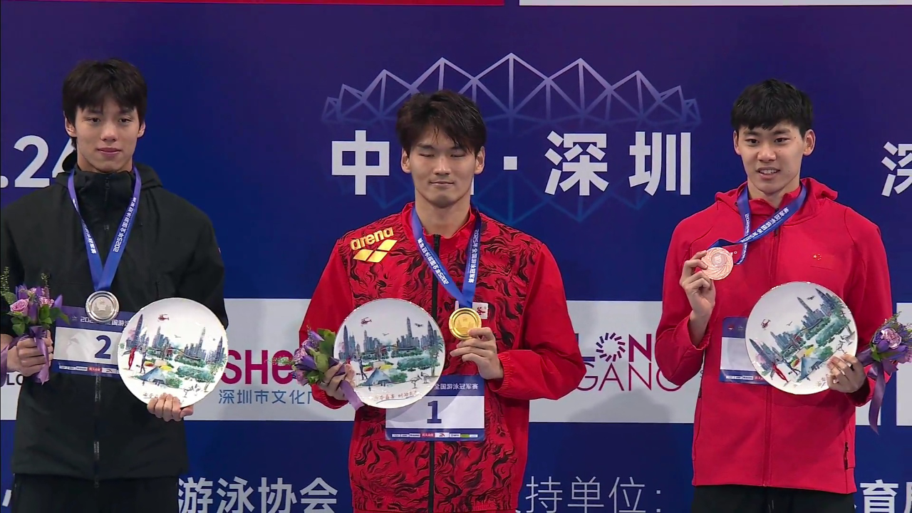 星空体育培训-波兰游泳选手斩获金牌，登上领奖台