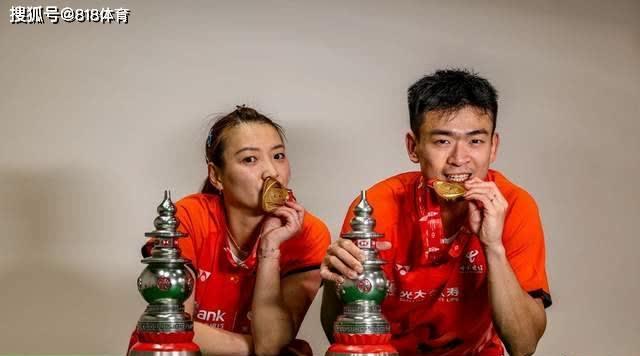 本土球员受伤下场，全场球迷泪目