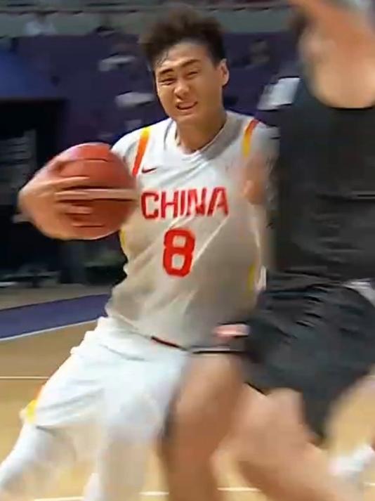 本土球员受伤下场,全场球迷泪目 本土球员受伤下场,全场球迷泪目