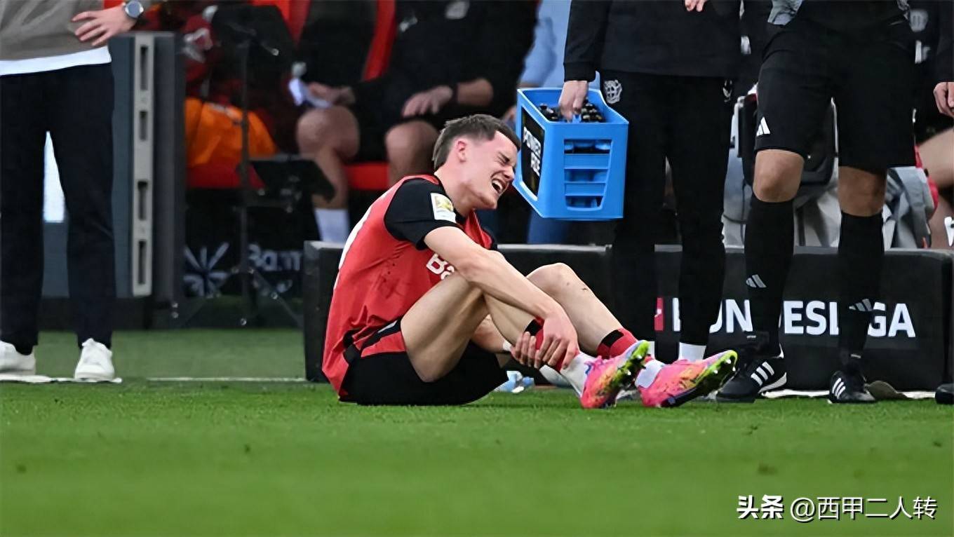 球员受伤下场,换上替补球员 球员受伤下场,换上替补球员