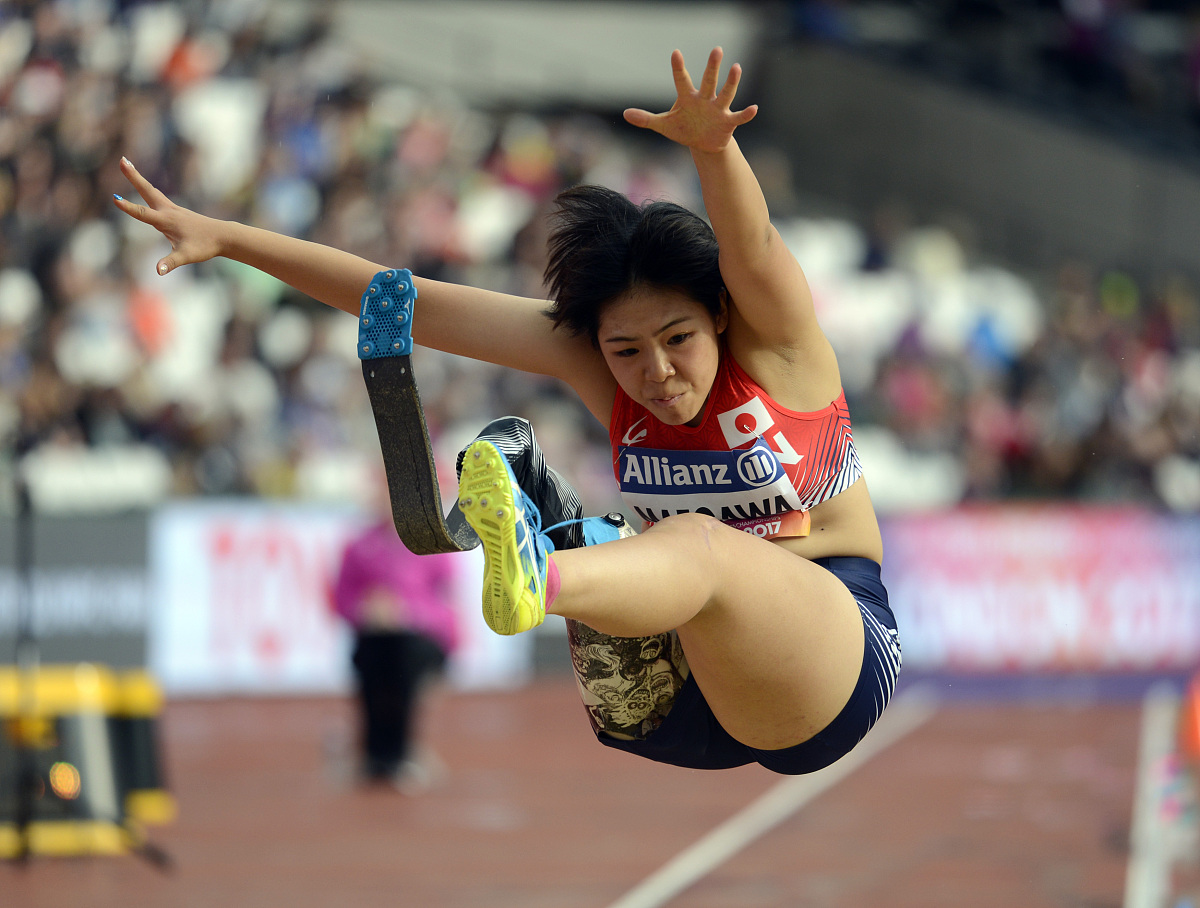 足球运动中,女选手们挥洒汗水追逐胜利 足球运动中,女选手们挥洒汗水追逐胜利