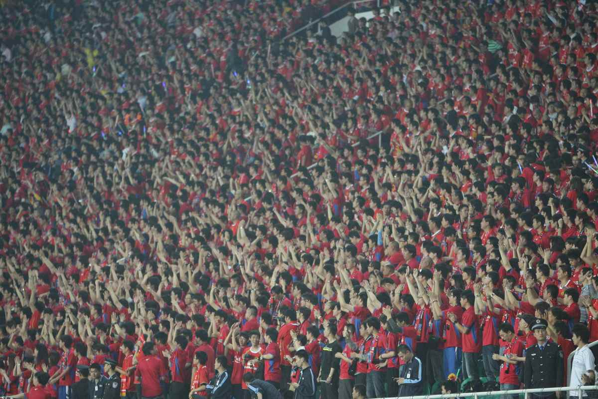 足球联赛精彩纷呈,球场较量激发激情的简单介绍 足球联赛精彩纷呈,球场较量激发激情的简单介绍